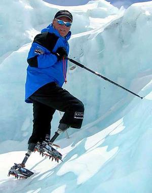 Mark Inglis amputé des deux jambes atteint l'Everest.
