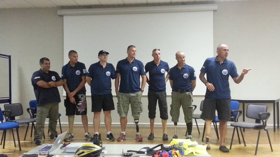 L'équipe des cyclistes en pleine conférence et si ce bout en moins était une force.