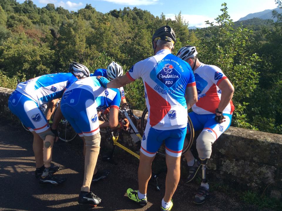 Élan de débrouillardise autour du vélo cassé du grand Franck.