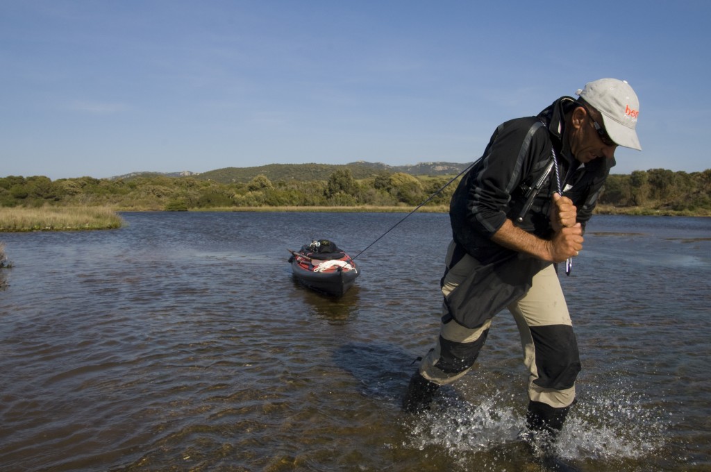 Pas assez d'eau pour pagayer, alors il faut marcher...