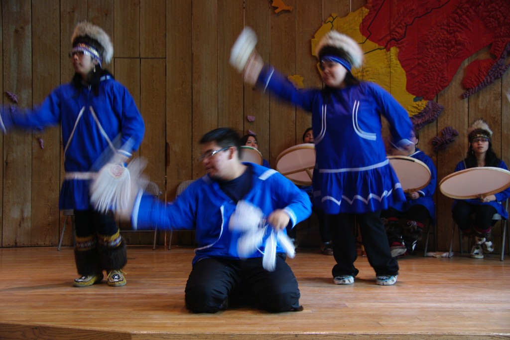 Danse de l'oie avant de partir à la chasse dans la nation des Yupiks, delta du Yukon, Alaska.