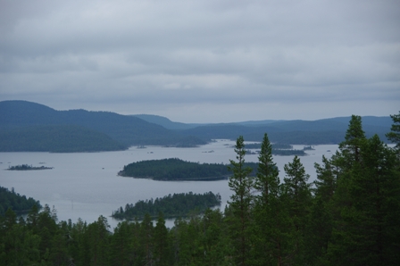 Le lac Inari, certaines de ses îles sont encore sanctuaires pour les chamans samis.     Le lac Inari, certaines de ses îles sont encore sanctuaires pour les chamans samis.