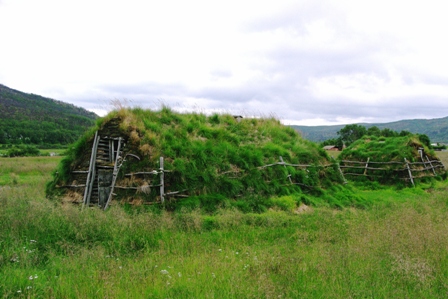 Maison traditionnelle dans la toundra proche de l'océan Arctique.