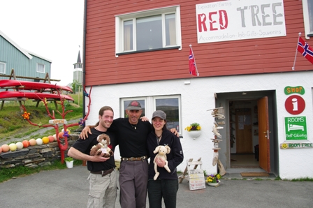 Tina et Ruan devant leur maison, Jo Zef rencontre Harry leur mascotte!!!