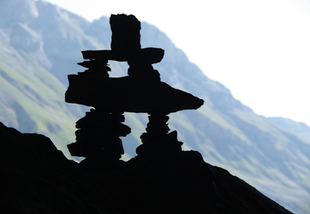 Un inukshuk comme gardien du gouffre