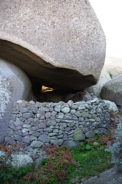 Dans ce "oriu" les archéologues ont retrouvé des vestiges vieux de plusieurs milliers d'années...Repris par les bergers au fil des siècles.