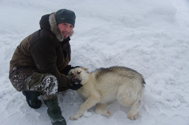 Ange-Paul sous le charme d'un chiot.