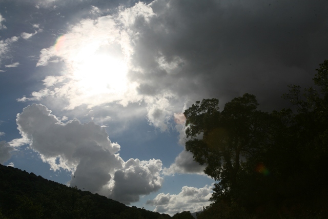 Derrière les nuages la lumiére, une sorte de refrain eternel...