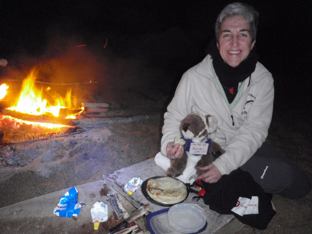 Crêpes cuites au feu de bois, tout un art sous l'oeil de la mascotte...