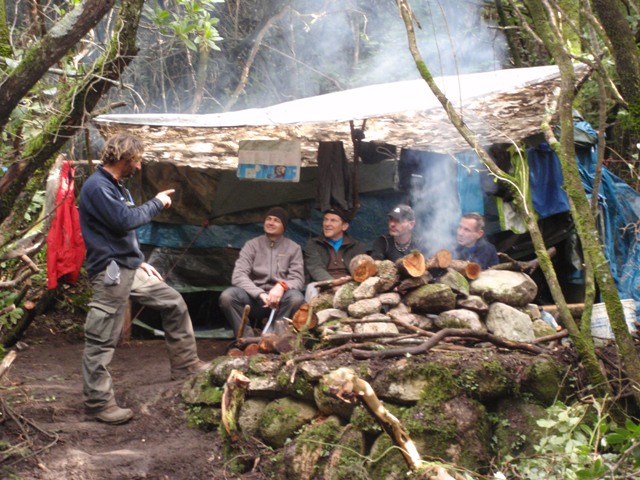 Bivouac en forêt, la pluie veut nous tenir compagnie.