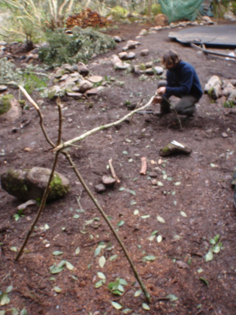 Christophe affine le montage de son bivouac "bio"!