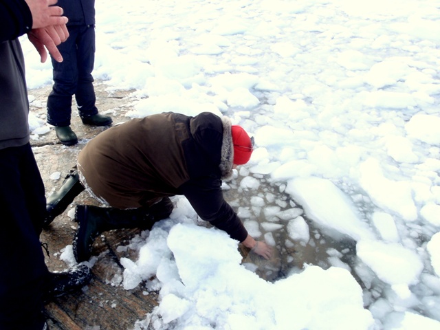 Ange Paul teste la température de la mer; -1°