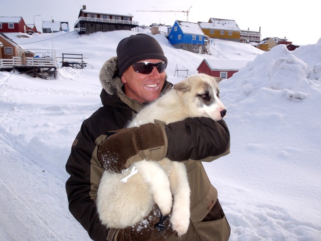 Pascal sous le charme des chiens groenlandais.