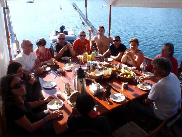 Une belle salle à manger avec vue sur la mer!