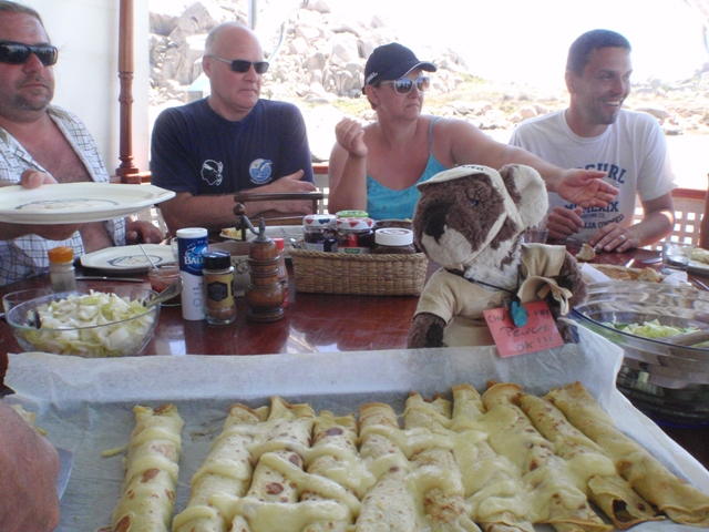 La mascotte ravie par les crêpes de la cuistot Claudia...