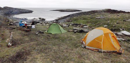 bivouac au bord de l'océan Arctique