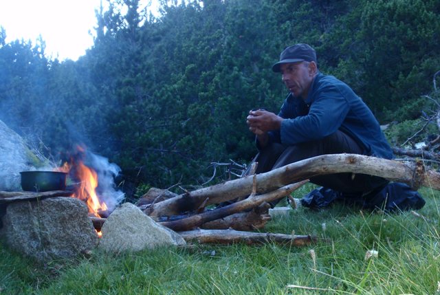 Pour fêter ce long apprentissage je m'offre un bon bivouac en solitaire en face du lac de l'ours juste audessus du passage des loups, c'est vrai on est bien entre copains!