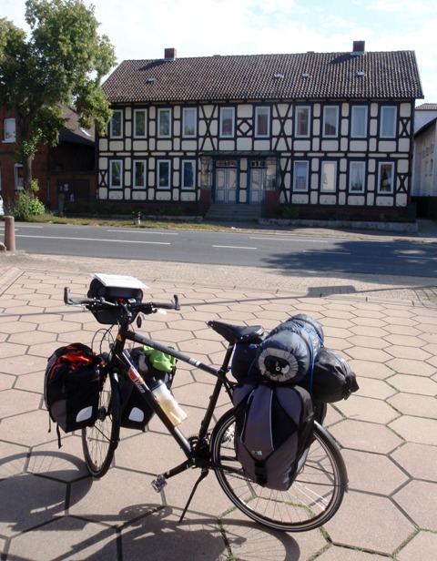 Un belle maison typique...Un beau vélo avec une roue neuve et costaud...