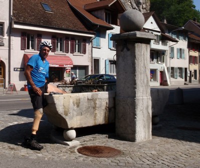 Je me rafraichis dans une fontaine d'eau glacée, la fontaine de jouvence!!!