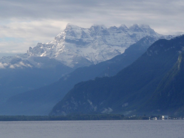 Les Alpes soupoudrées de blanc, le Léman en frisonne...