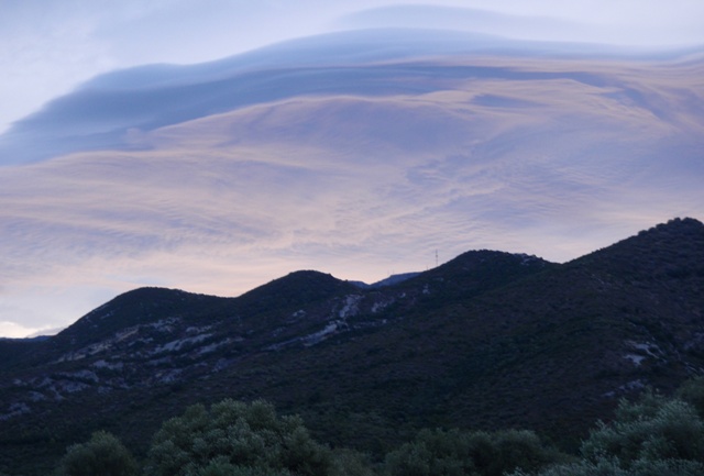 Un ciel matinal qui laisse présager un méchant coup de vent.