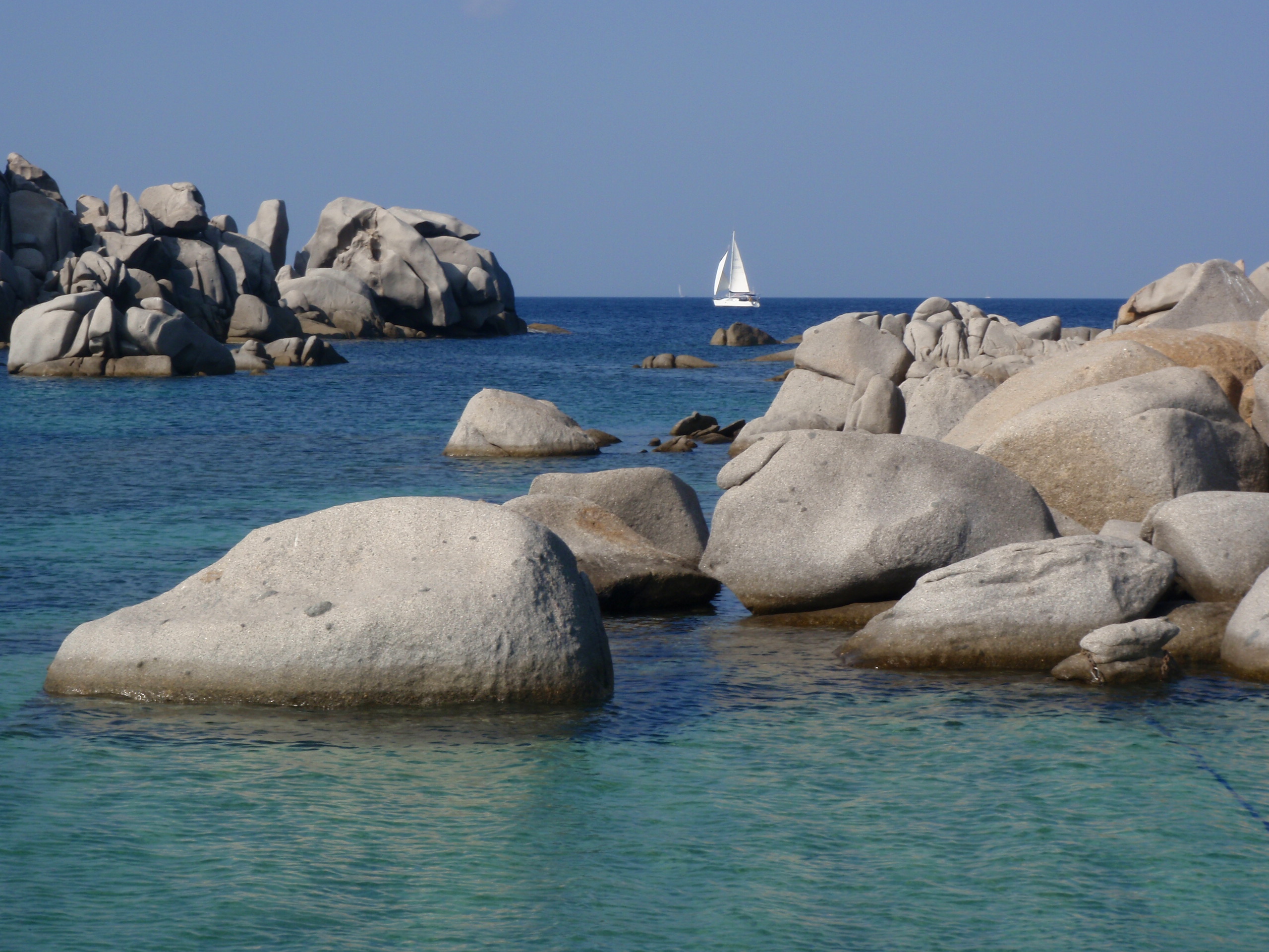 Bagatelle sous voile au milieu des cailloux des Lavezzi.