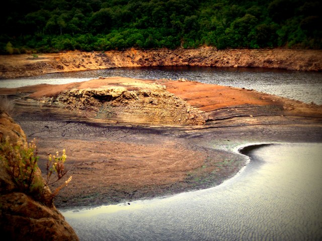 La barrage lui aussi victime de la sécheresse.