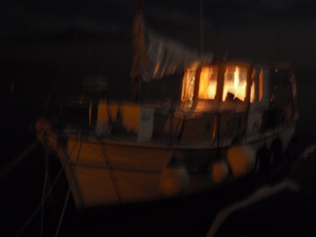 Dans l'obscurité même une simple lanterne guide le marin égaré...